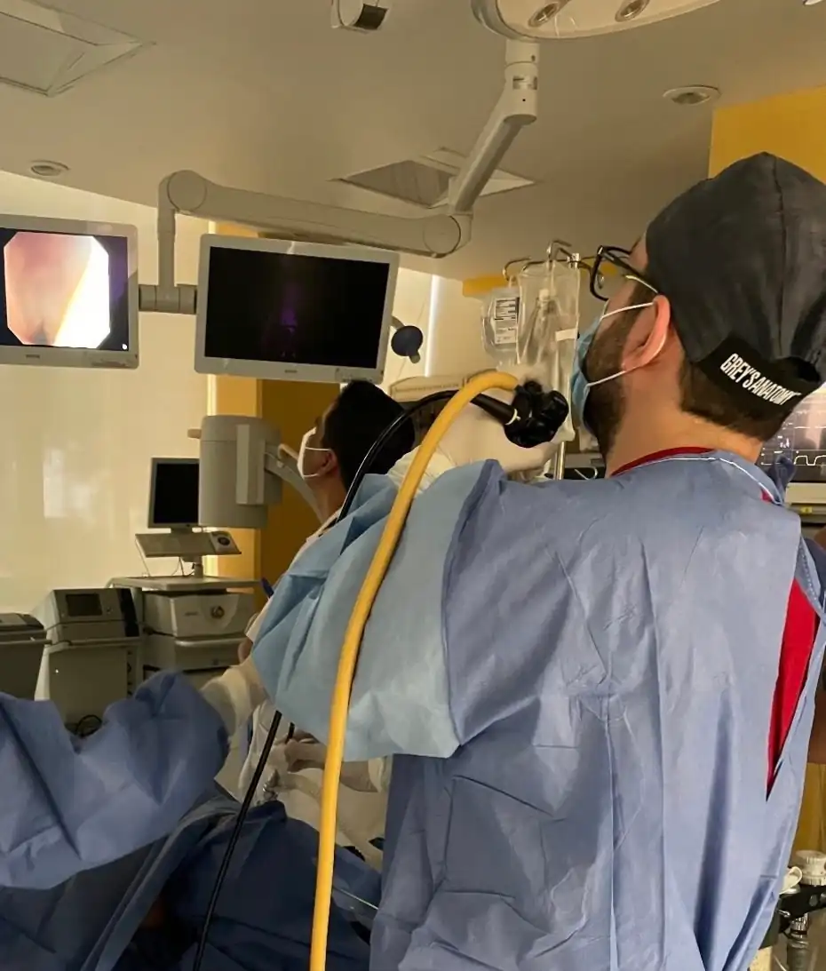 Dr. Araiza realizando broncoscopía