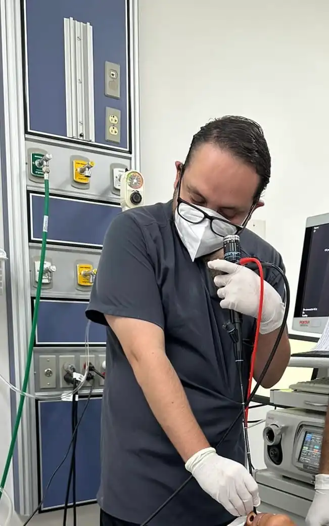 Dr. Araiza en procedimiento